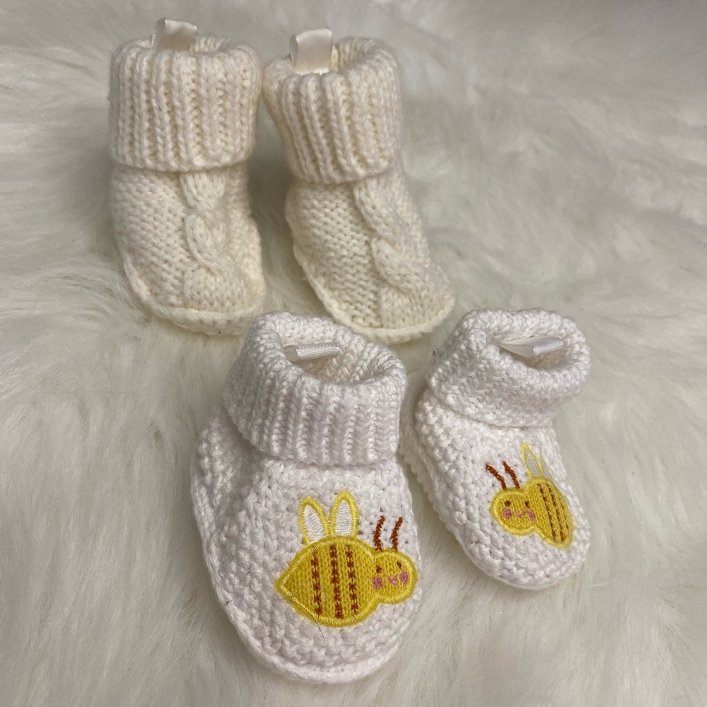 Baby unisex knitted slippers,size newborn,Gently used,no rips/stains.